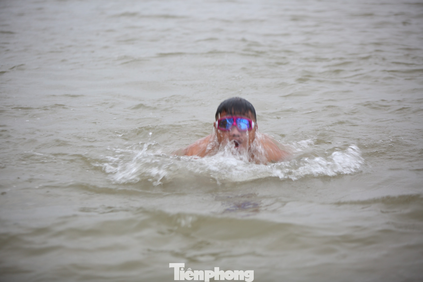'Sốc' người dân Hà Nội vẫn bơi giữa sông Hồng trong giá rét căm căm ảnh 5