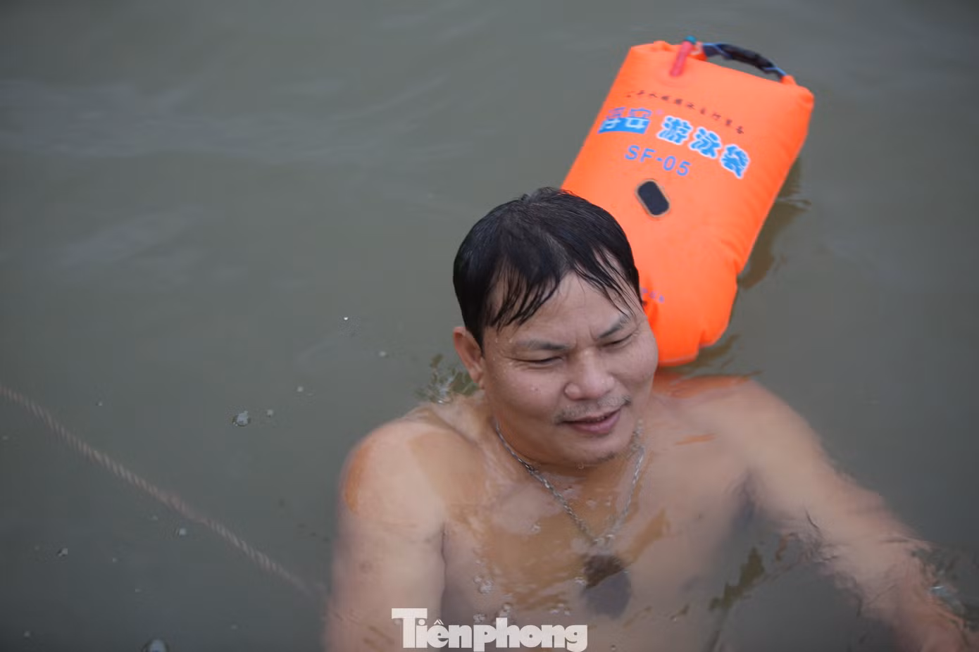 'Sốc' người dân Hà Nội vẫn bơi giữa sông Hồng trong giá rét căm căm ảnh 3