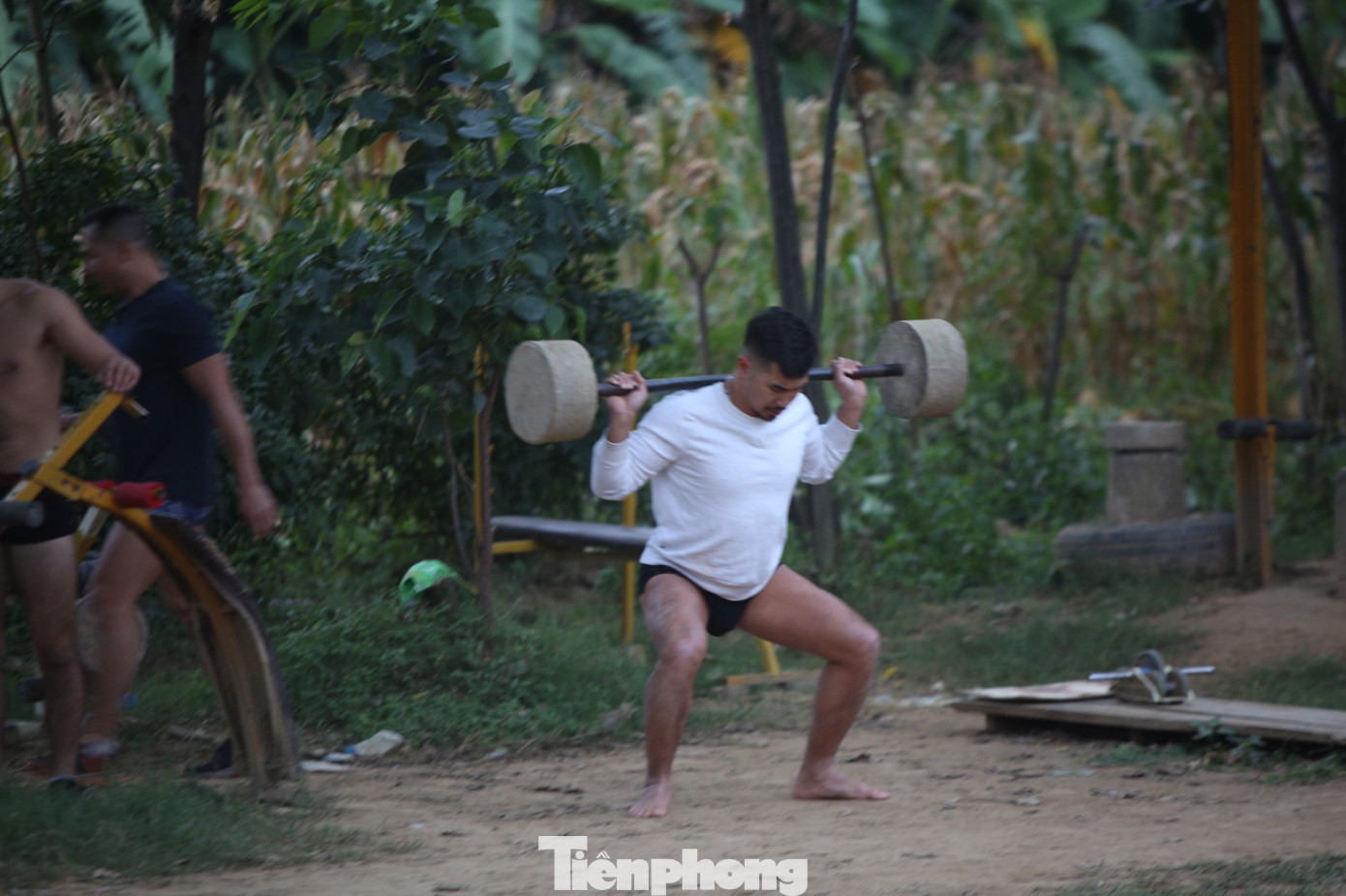 'Sốc' người dân Hà Nội vẫn bơi giữa sông Hồng trong giá rét căm căm ảnh 12