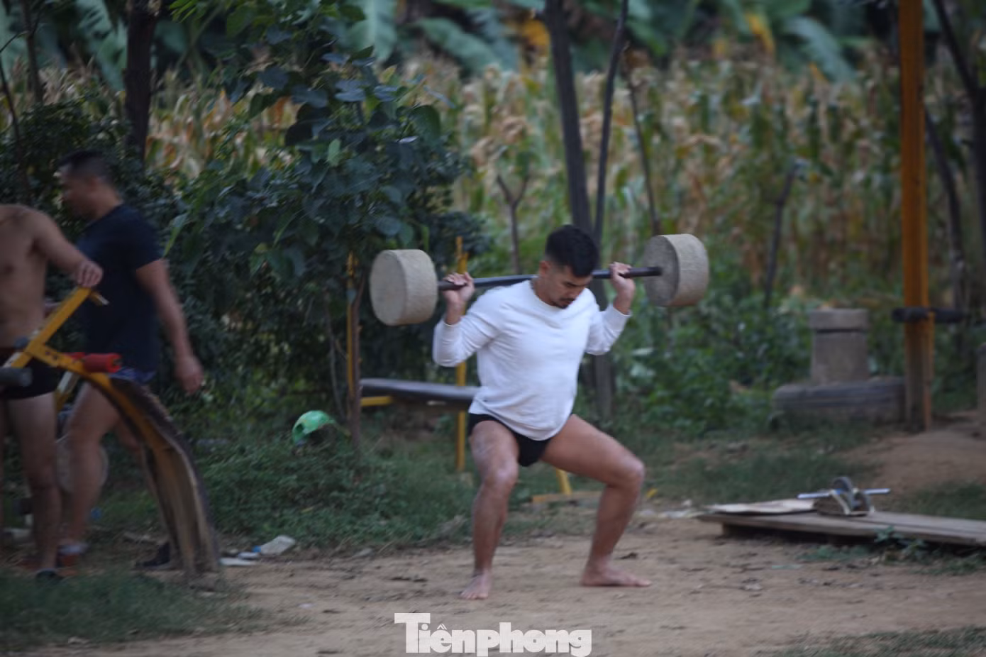 'Sốc' người dân Hà Nội vẫn bơi giữa sông Hồng trong giá rét căm căm ảnh 12