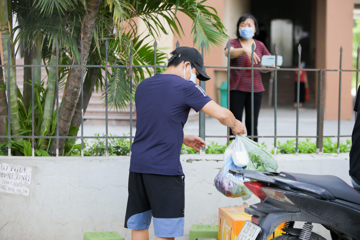 Hà Nội phong toả chung cư hơn 1.000 dân liên quan ca mắc COVID-19 ảnh 7