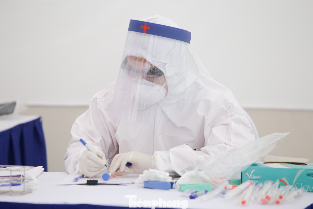 Hết mưa, người Hà Nội lại đi test nhanh COVID-19 ảnh 9