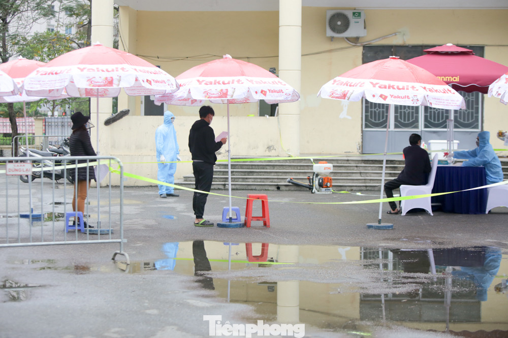 Hết mưa, người Hà Nội lại đi test nhanh COVID-19 ảnh 2