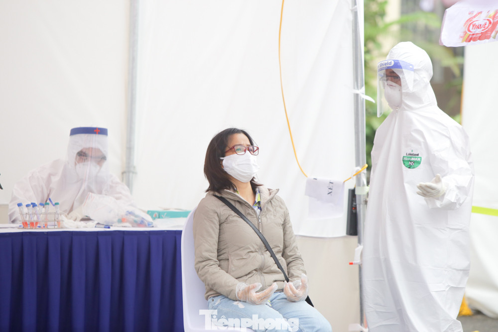 Hết mưa, người Hà Nội lại đi test nhanh COVID-19 ảnh 4