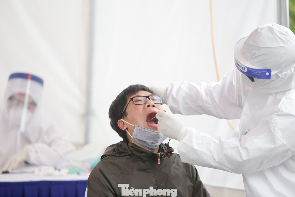 Hết mưa, người Hà Nội lại đi test nhanh COVID-19 ảnh 5
