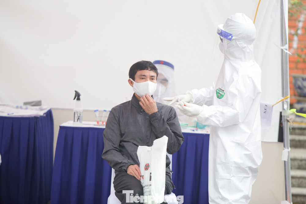Hết mưa, người Hà Nội lại đi test nhanh COVID-19 ảnh 3