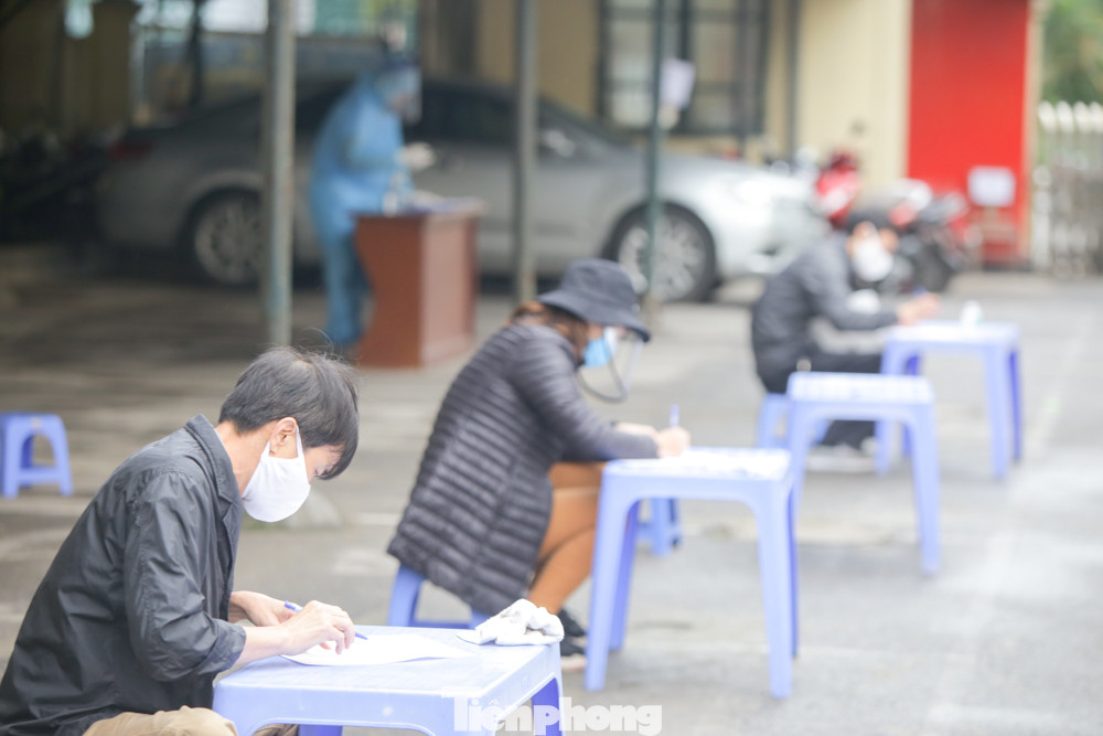 Hết mưa, người Hà Nội lại đi test nhanh COVID-19 ảnh 1