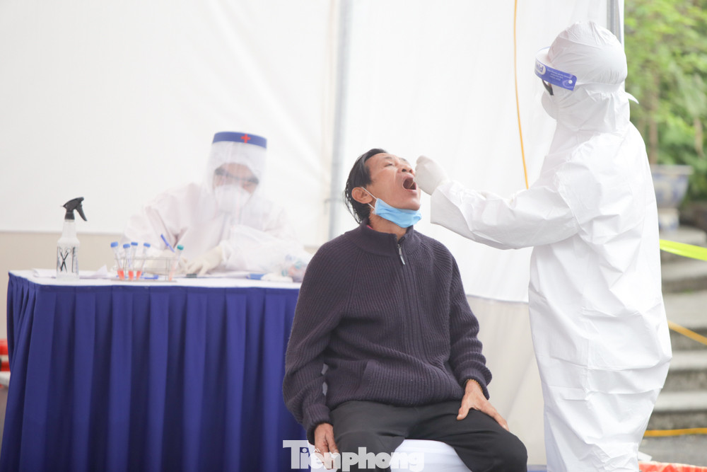 Hết mưa, người Hà Nội lại đi test nhanh COVID-19 ảnh 7
