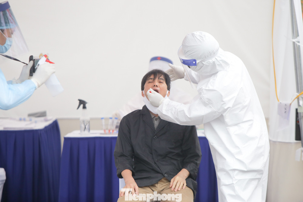 Hết mưa, người Hà Nội lại đi test nhanh COVID-19 ảnh 6