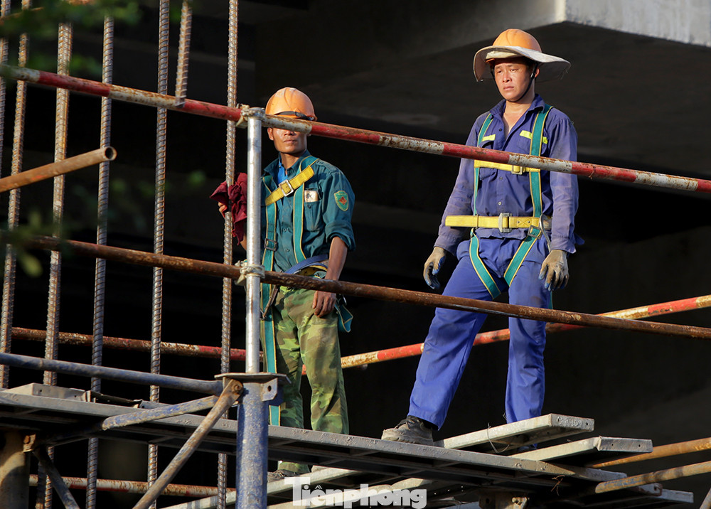 Công nhân phơi mình dưới trời nắng đổ lửa ở Hà Nội ảnh 8