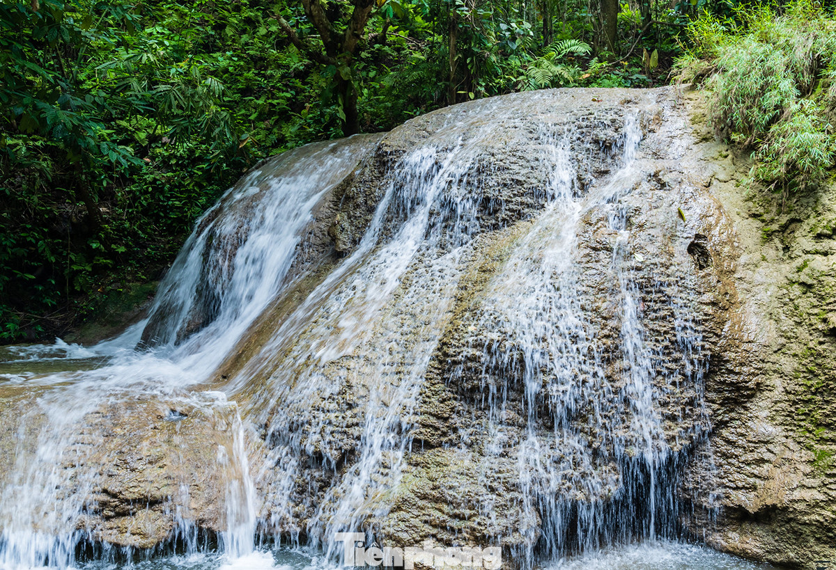 Ngẩn ngơ trước vẻ đẹp của 'Vịnh Hạ Long' giữa đại ngàn xanh thẳm ảnh 3