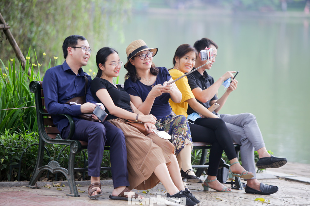 Người dân Hà Nội đổ xô ra hồ Gươm vui chơi, tháo khẩu trang chụp ảnh ảnh 2