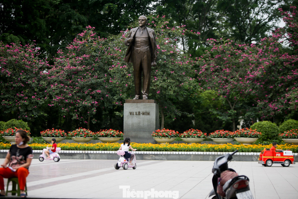 Người dân Hà Nội đổ xô ra hồ Gươm vui chơi, tháo khẩu trang chụp ảnh ảnh 12