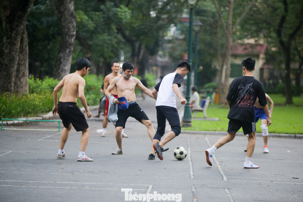 Thấy gì ở Công viên Thống Nhất sau 1 tháng đóng cửa phòng COVID-19 ảnh 10