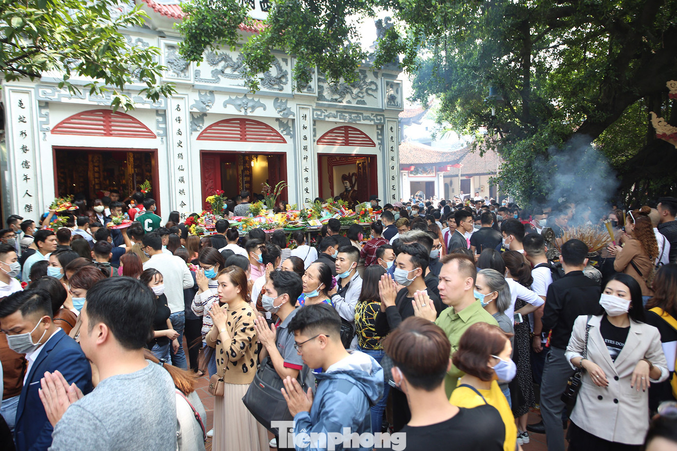 Người dân Thủ đô chen chân đi lễ Phủ Tây Hồ ngày đầu tháng 11 âm lịch ảnh 12