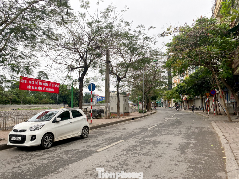 Đường phố Hà Nội vắng vẻ trong ngày đầu tuần đi làm mùa dịch COVID-19 ảnh 7
