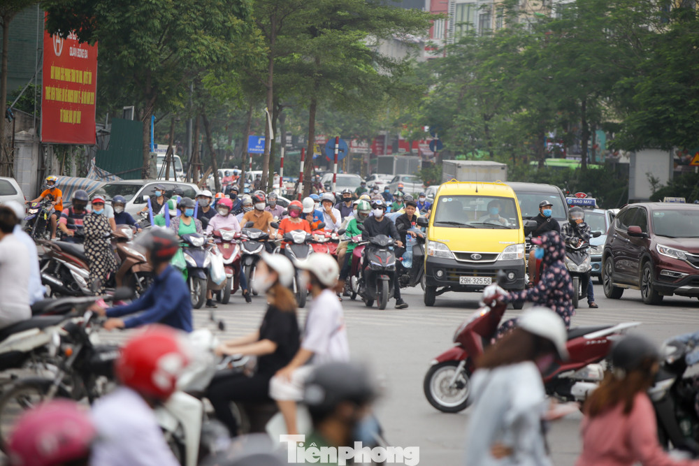 Đường phố Hà Nội đông nghịt ngày đầu học sinh các cấp trở lại trường ảnh 3