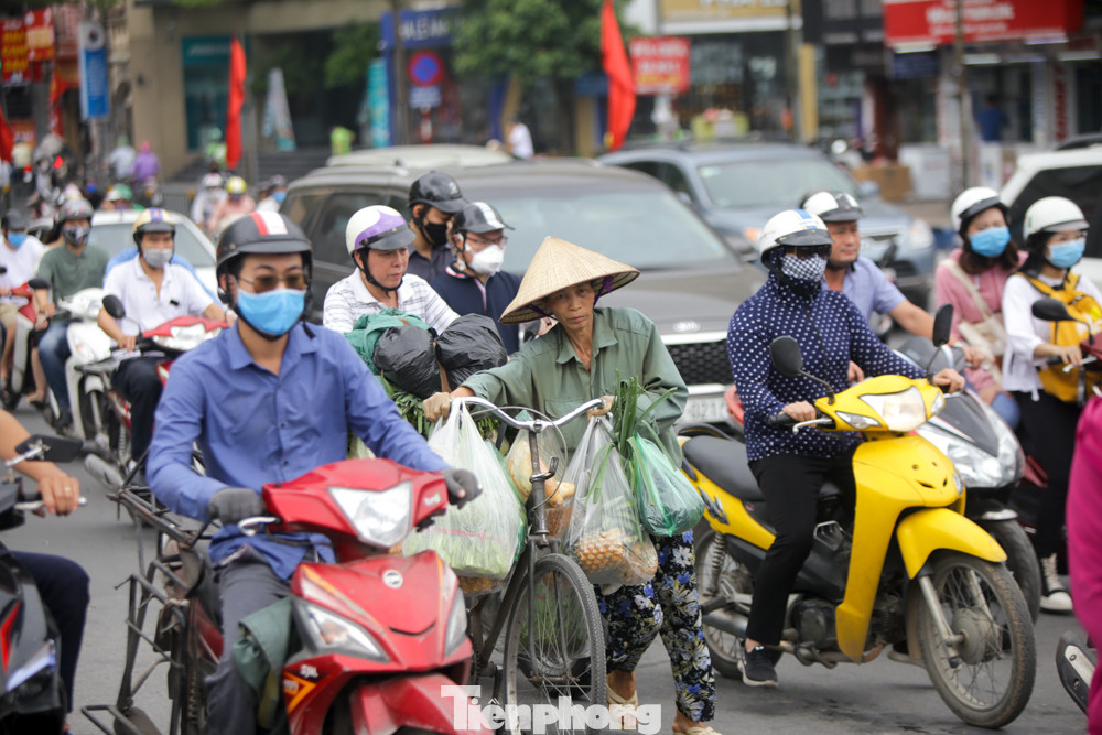 Đường phố Hà Nội đông nghịt ngày đầu học sinh các cấp trở lại trường ảnh 5