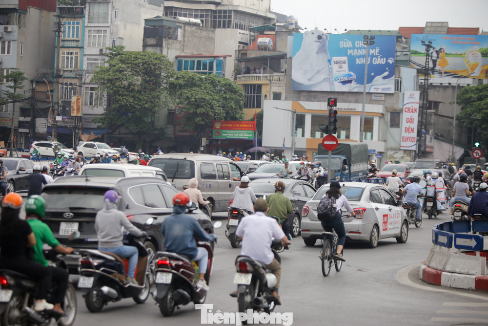 Đường phố Hà Nội đông nghịt ngày đầu học sinh các cấp trở lại trường ảnh 7