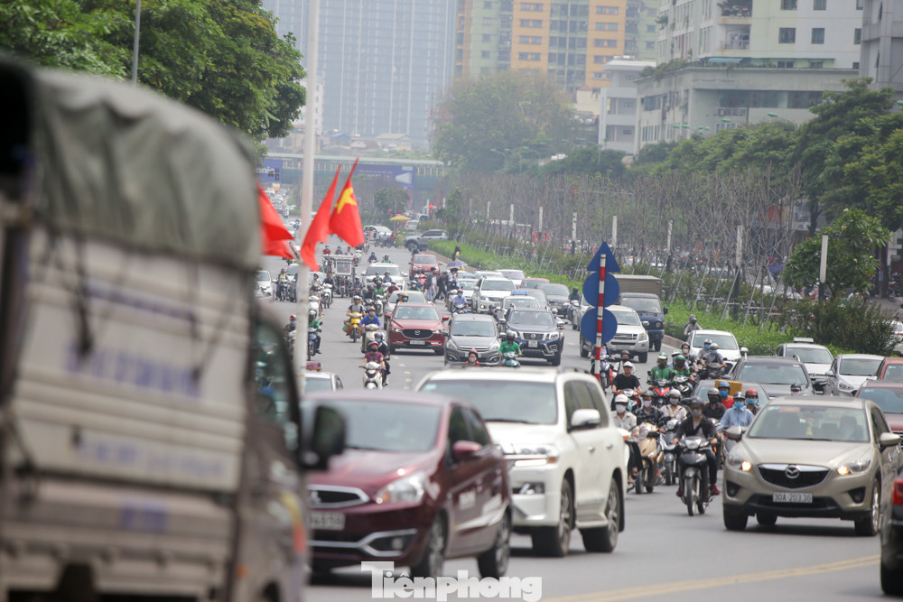 Đường phố Hà Nội đông nghịt ngày đầu học sinh các cấp trở lại trường ảnh 10