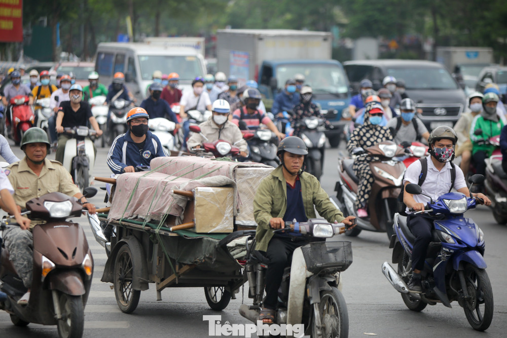 Đường phố Hà Nội đông nghịt ngày đầu học sinh các cấp trở lại trường ảnh 6