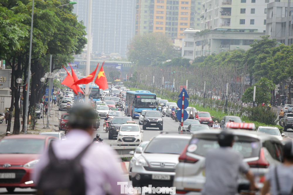Đường phố Hà Nội đông nghịt ngày đầu học sinh các cấp trở lại trường ảnh 2