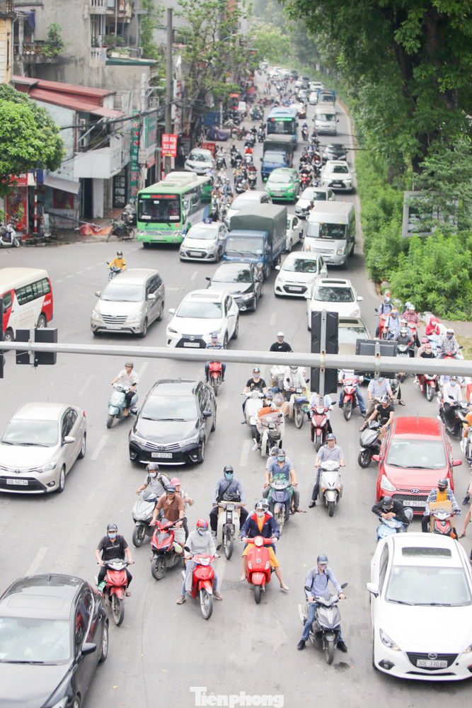 Đường phố Hà Nội đông nghịt ngày đầu học sinh các cấp trở lại trường ảnh 9