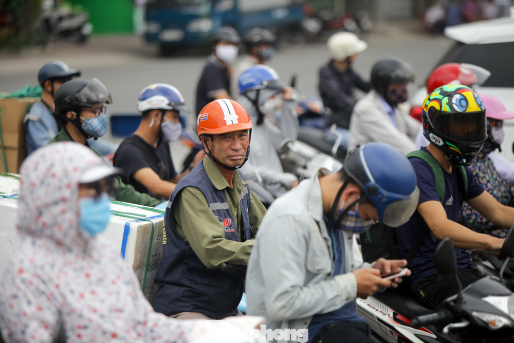 Đường phố Hà Nội đông nghịt ngày đầu học sinh các cấp trở lại trường ảnh 4