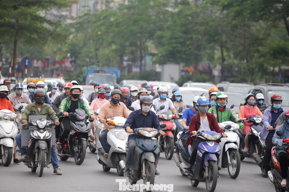 Đường phố Hà Nội đông nghịt ngày đầu học sinh các cấp trở lại trường ảnh 11