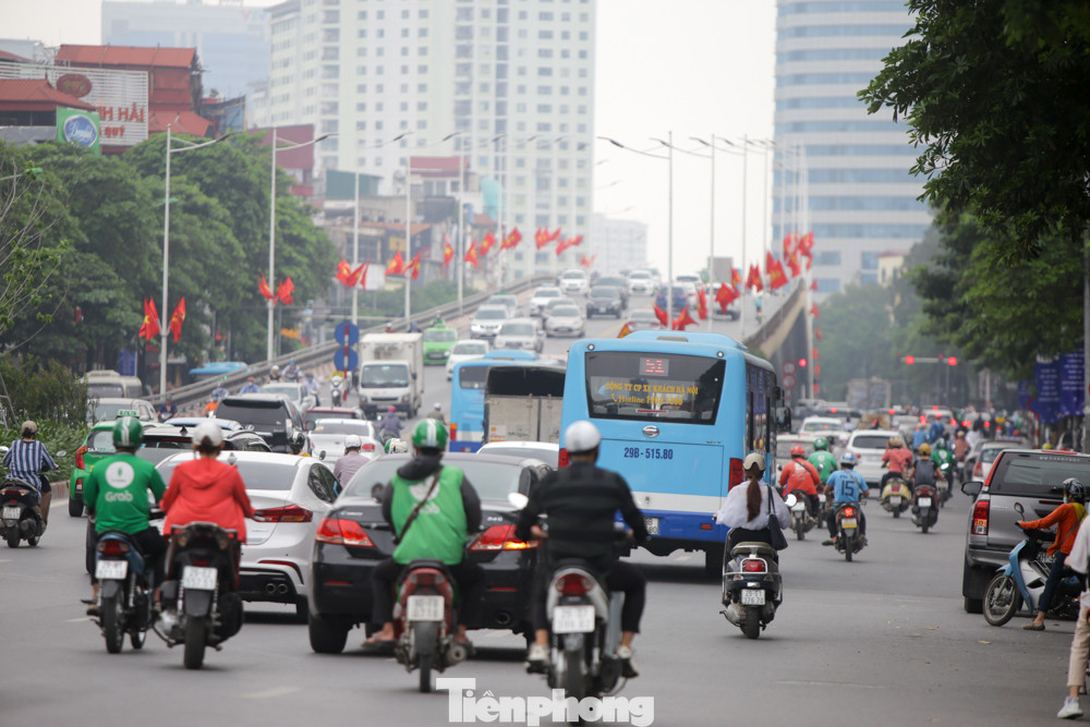Đường phố Hà Nội đông nghịt ngày đầu học sinh các cấp trở lại trường ảnh 8