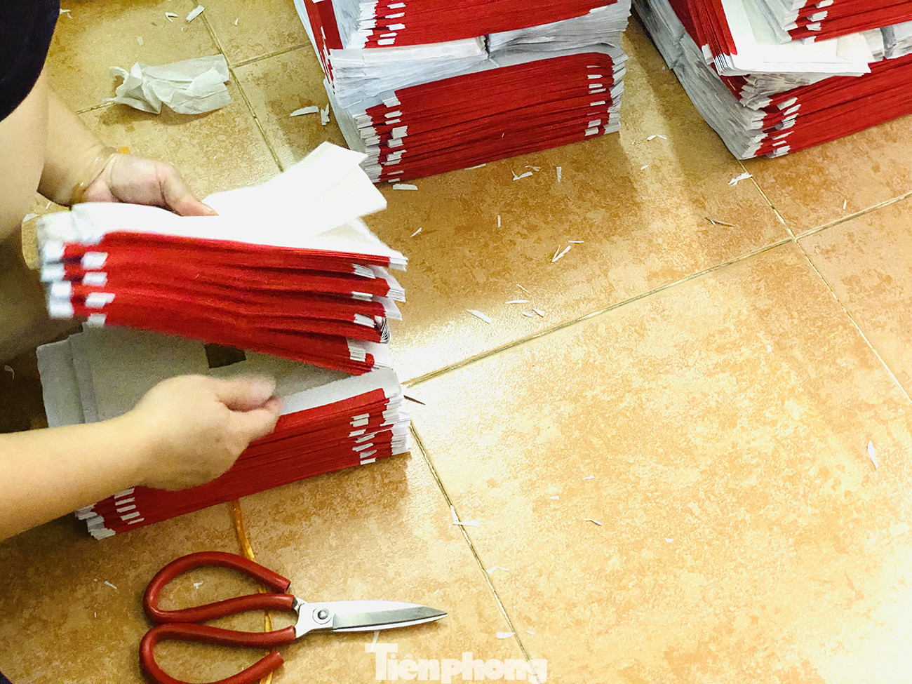  'Ngân hàng địa phủ' ở Hà Nội đìu hiu khác lạ gần lễ Vu Lan ảnh 5