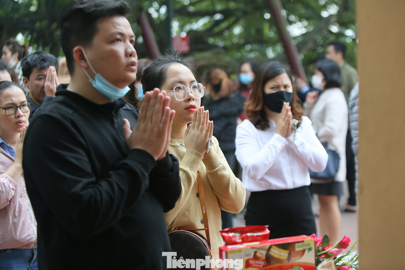 'Kệ' COVID-19, người dân không đeo khẩu trang nườm nượp đổ về lễ Phủ Tây Hồ ảnh 5