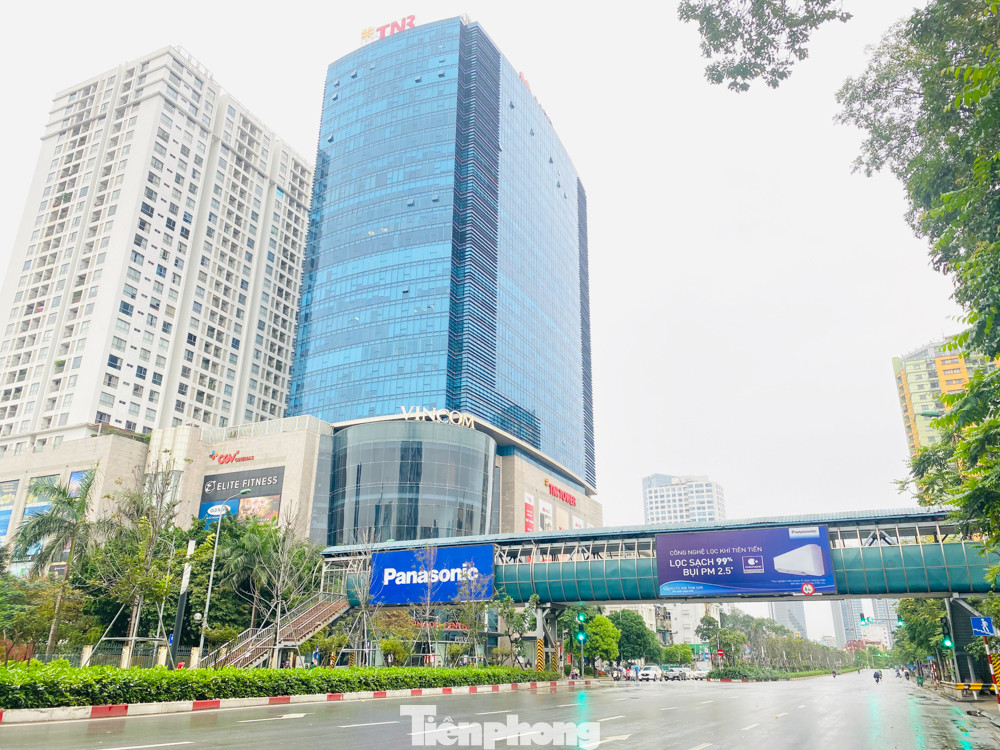 Hà Nội vắng lặng trong ngày đầu xử phạt các trường hợp vi phạm hạn chế ra ngoài ảnh 5