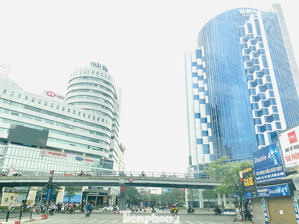 Đường phố Hà Nội vắng vẻ trong ngày đầu tuần đi làm mùa dịch COVID-19 ảnh 3