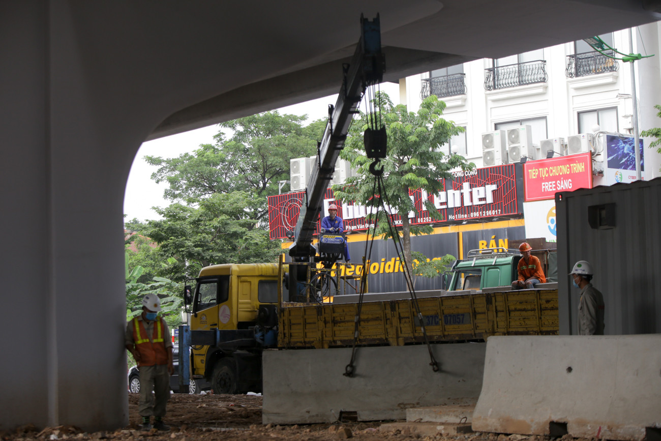 Tuyến đường Phạm Văn Đồng phía dưới gầm cầu đã thông thoáng hơn. Công nhân đang tích cực làm việc những phần việc cuối cùng trên công trường của dự án. Cây xanh, vườn hoa đang được gấp rút trồng mới hoàn thiện. Dự kiến, công trình sẽ đưa vào sử dụng từ tháng 10/2020 để chào mừng 1010 năm Thăng Long - Hà Nội. Cận cảnh đường vành đai 3 trên cao nối cầu Thăng Long - Mai Dịch sắp thông xe ảnh 8
