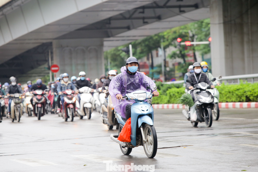 Người Hà Nội hối hả đội mưa đi làm tuần thứ hai 'cách ly toàn xã hội' ảnh 2