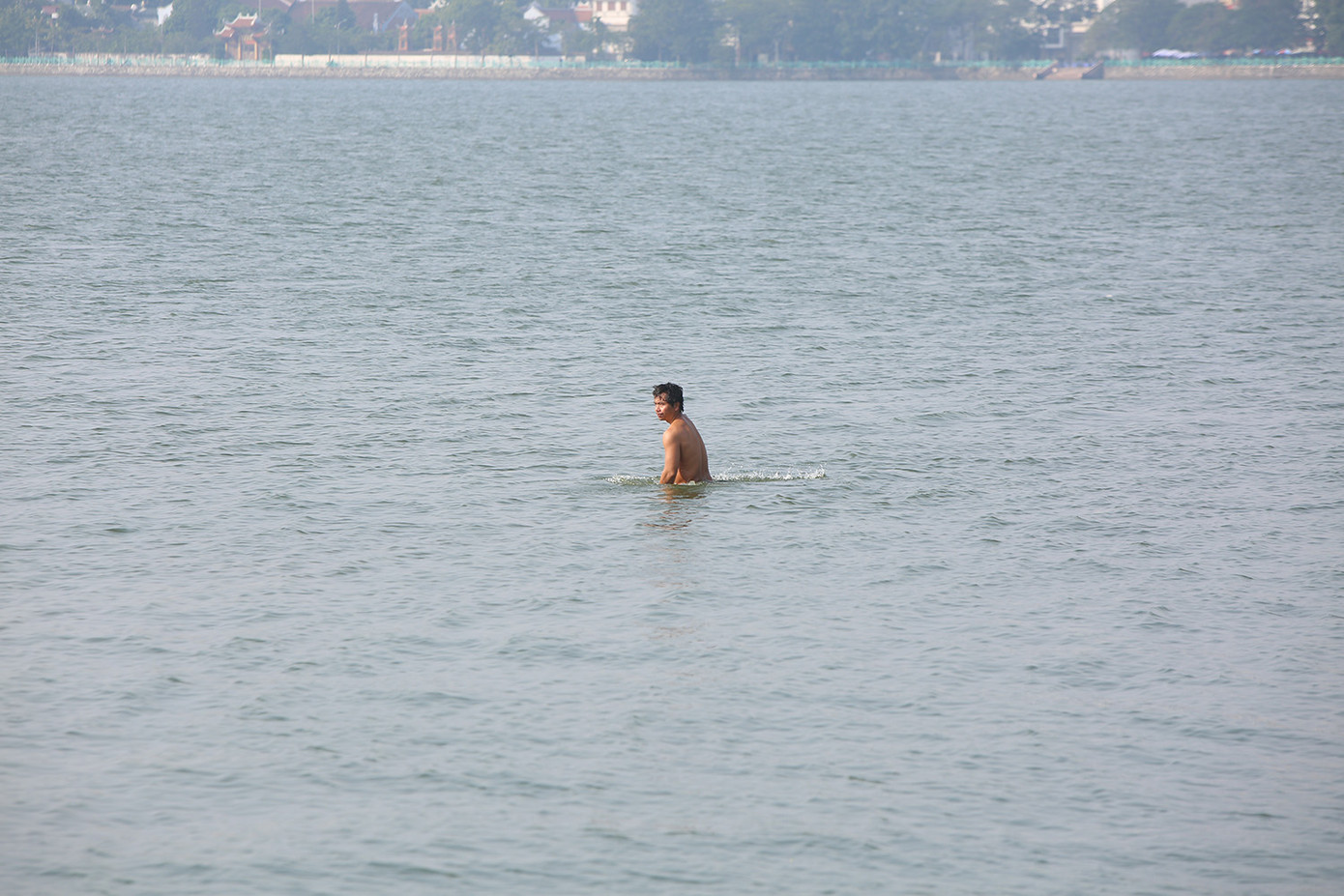 Rét đầu đông, dân Hà Nội kín mít đi làm, Hồ Tây vắng bóng người qua lại ảnh 11