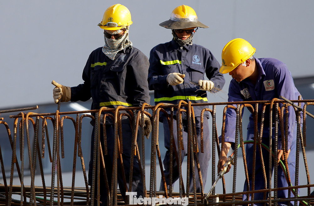 Công nhân phơi mình dưới trời nắng đổ lửa ở Hà Nội ảnh 6
