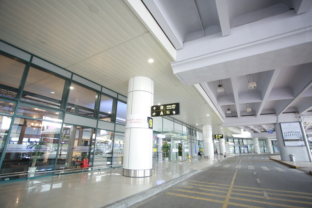 Máy bay đỗ đầy cảng, nhà ga Nội Bài 'vắng như chùa bà đanh' ảnh 5