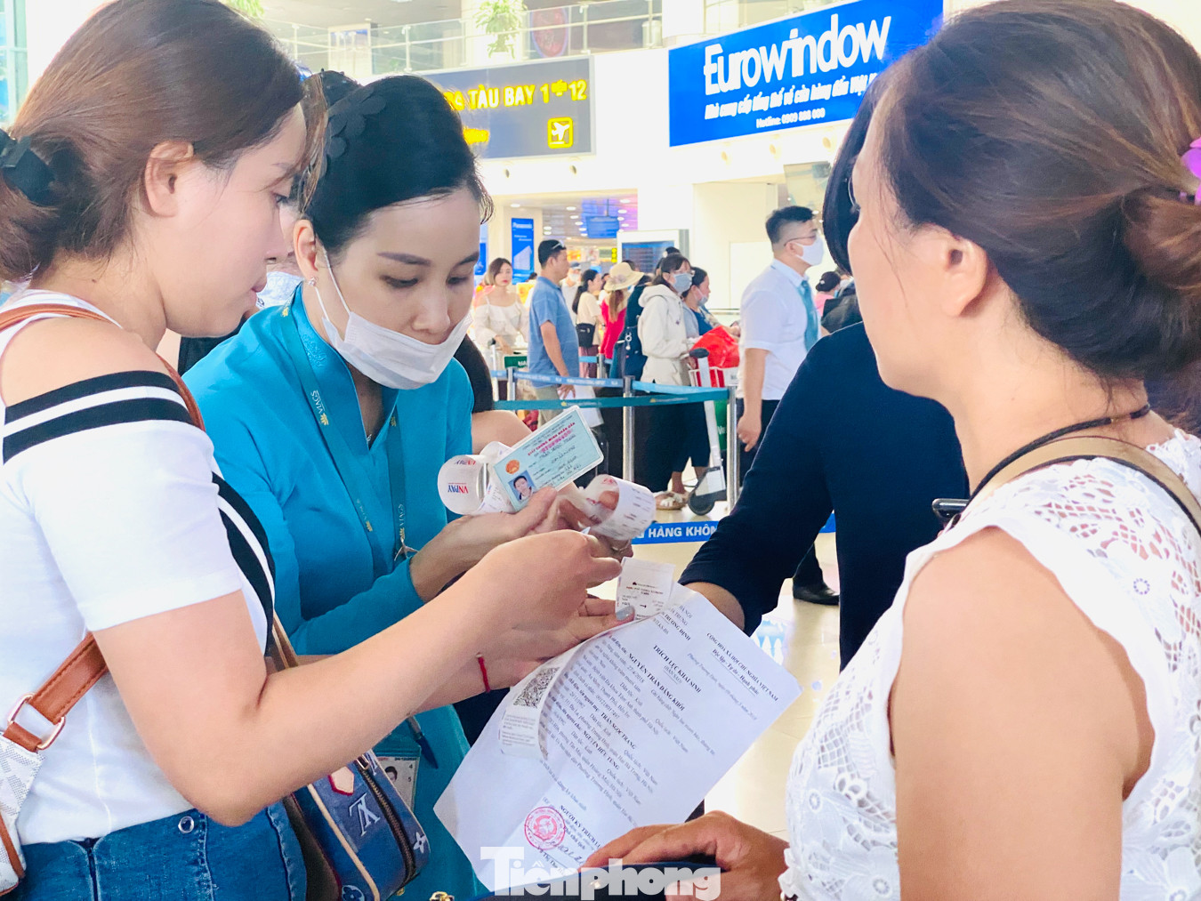 Biển người vật vã chờ đợi làm thủ tục ở sân bay Nội Bài trong mùa du lịch ảnh 5