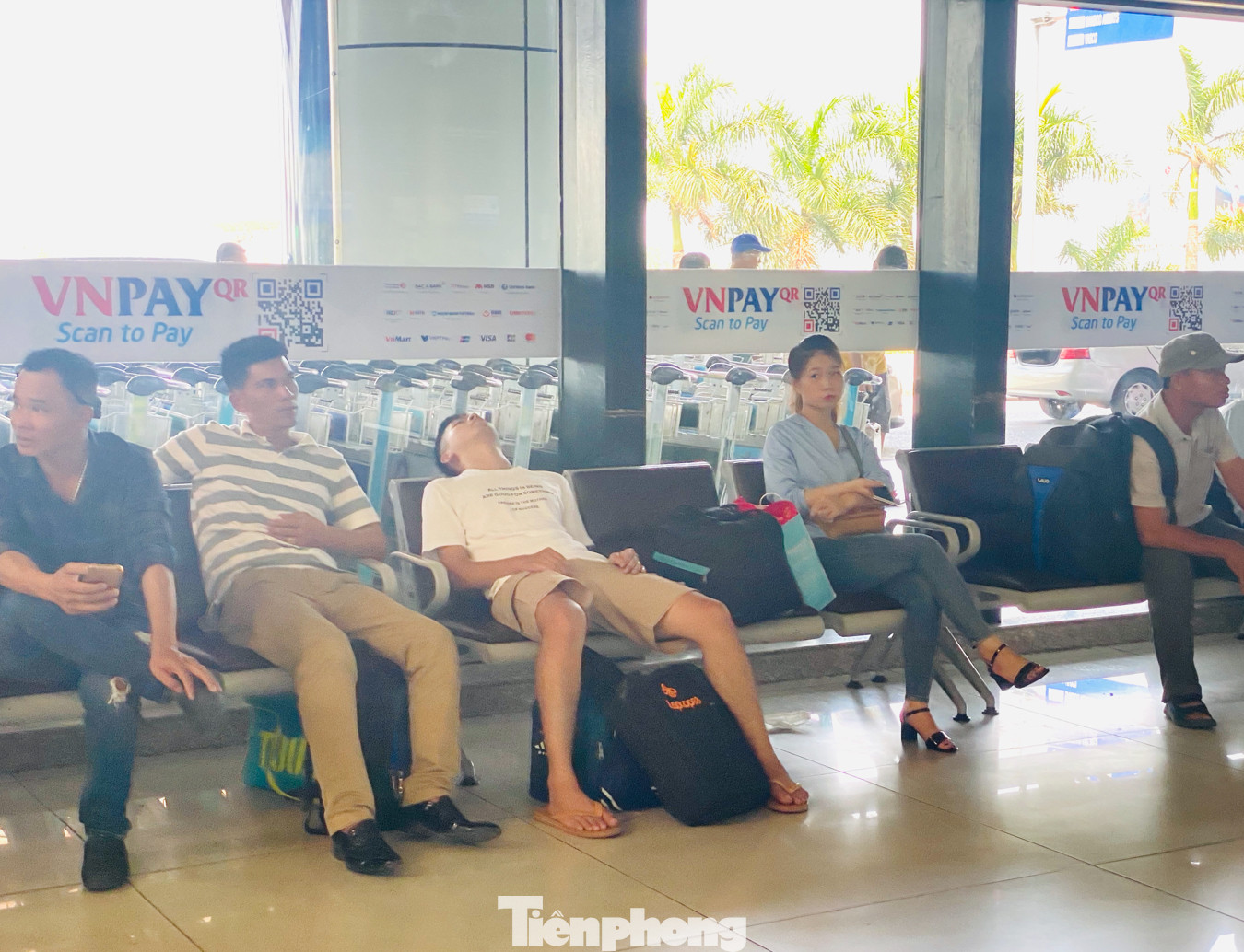 Biển người vật vã chờ đợi làm thủ tục ở sân bay Nội Bài trong mùa du lịch ảnh 8