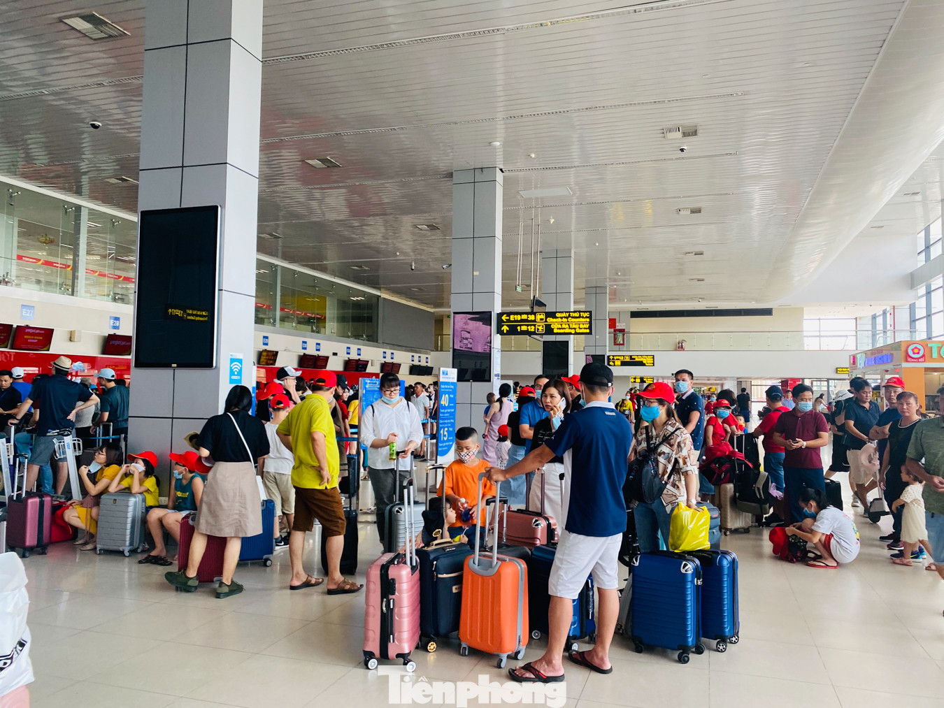 Biển người vật vã chờ đợi làm thủ tục ở sân bay Nội Bài trong mùa du lịch ảnh 17