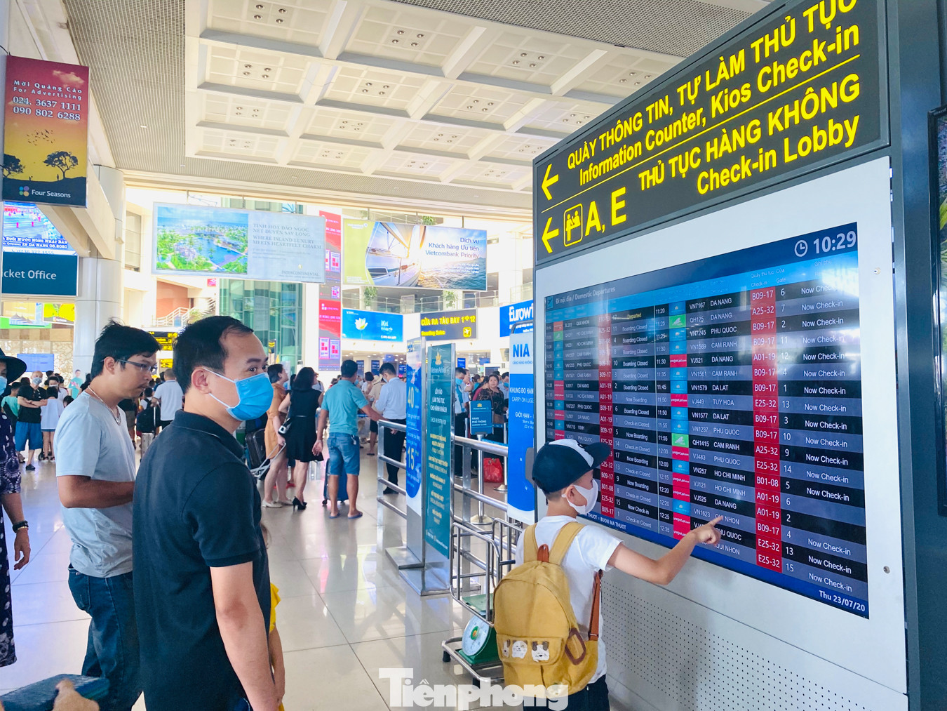 Biển người vật vã chờ đợi làm thủ tục ở sân bay Nội Bài trong mùa du lịch ảnh 3