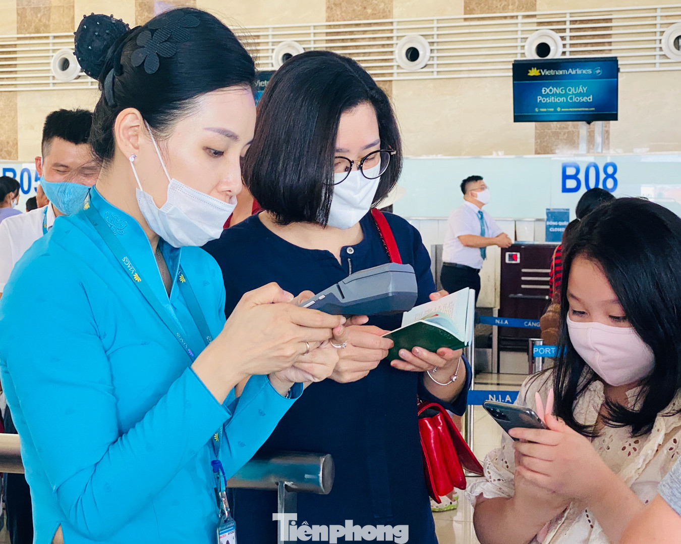 Biển người vật vã chờ đợi làm thủ tục ở sân bay Nội Bài trong mùa du lịch ảnh 4