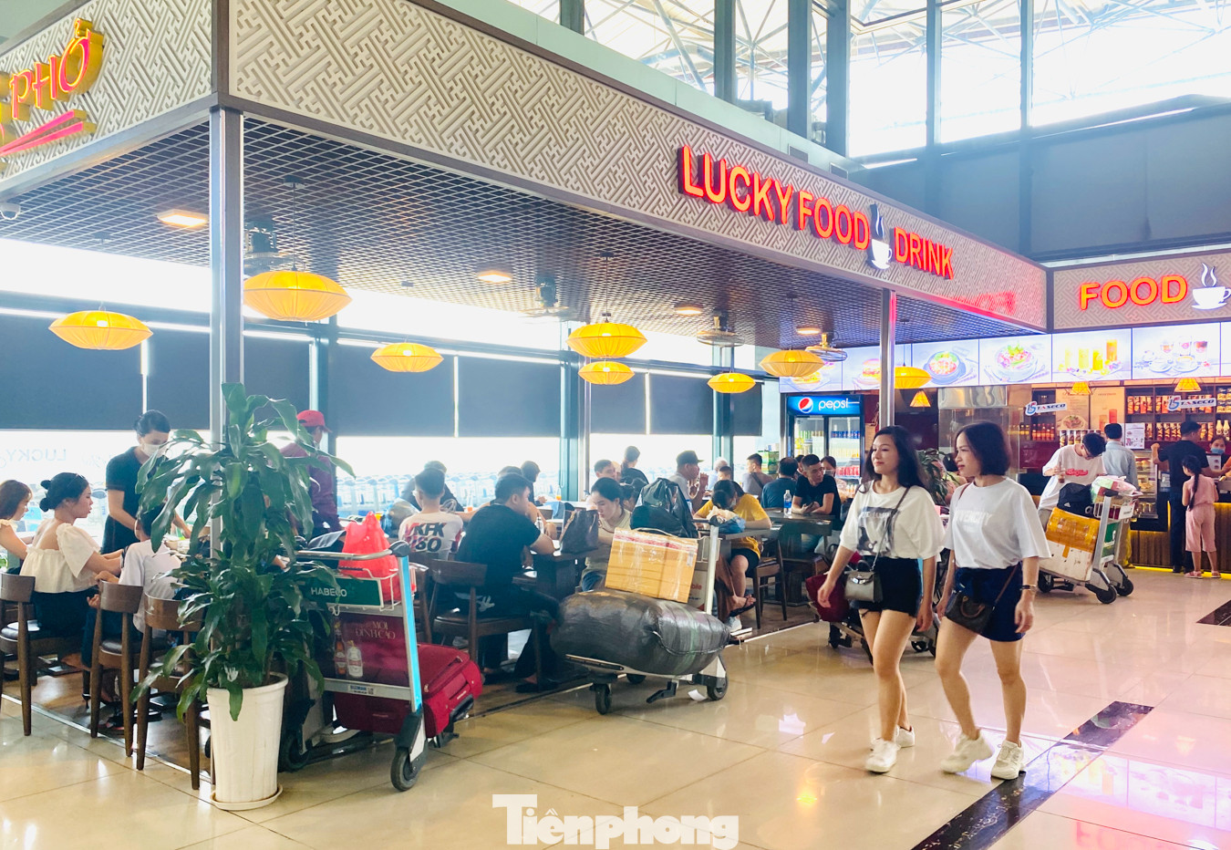 Biển người vật vã chờ đợi làm thủ tục ở sân bay Nội Bài trong mùa du lịch ảnh 15