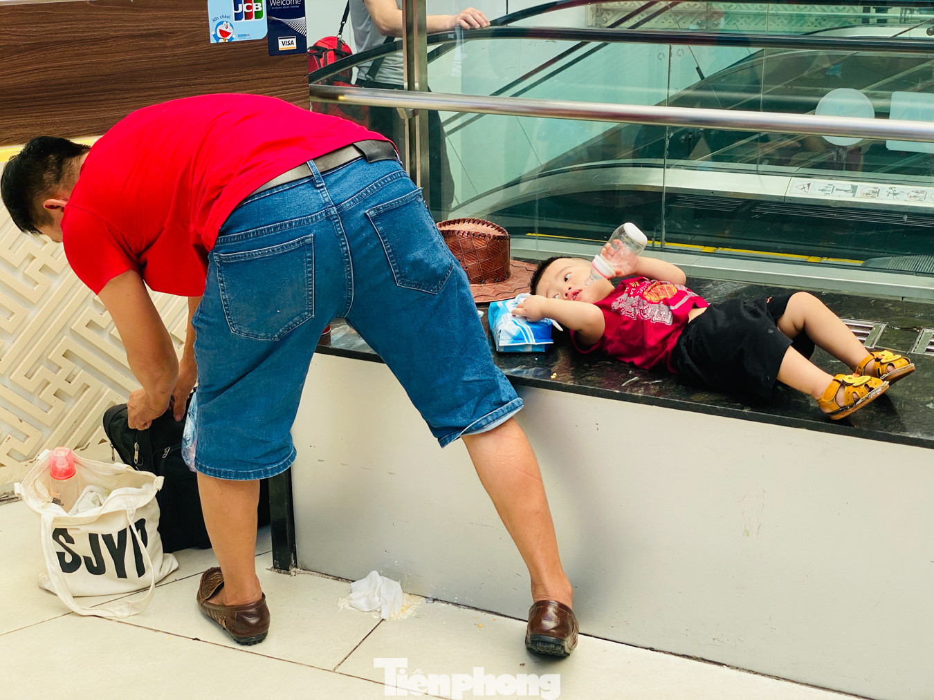 Biển người vật vã chờ đợi làm thủ tục ở sân bay Nội Bài trong mùa du lịch ảnh 9