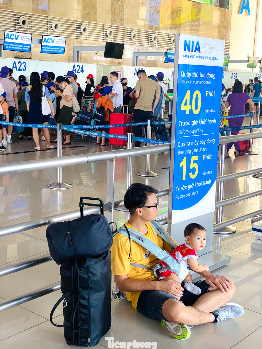 Biển người vật vã chờ đợi làm thủ tục ở sân bay Nội Bài trong mùa du lịch ảnh 12