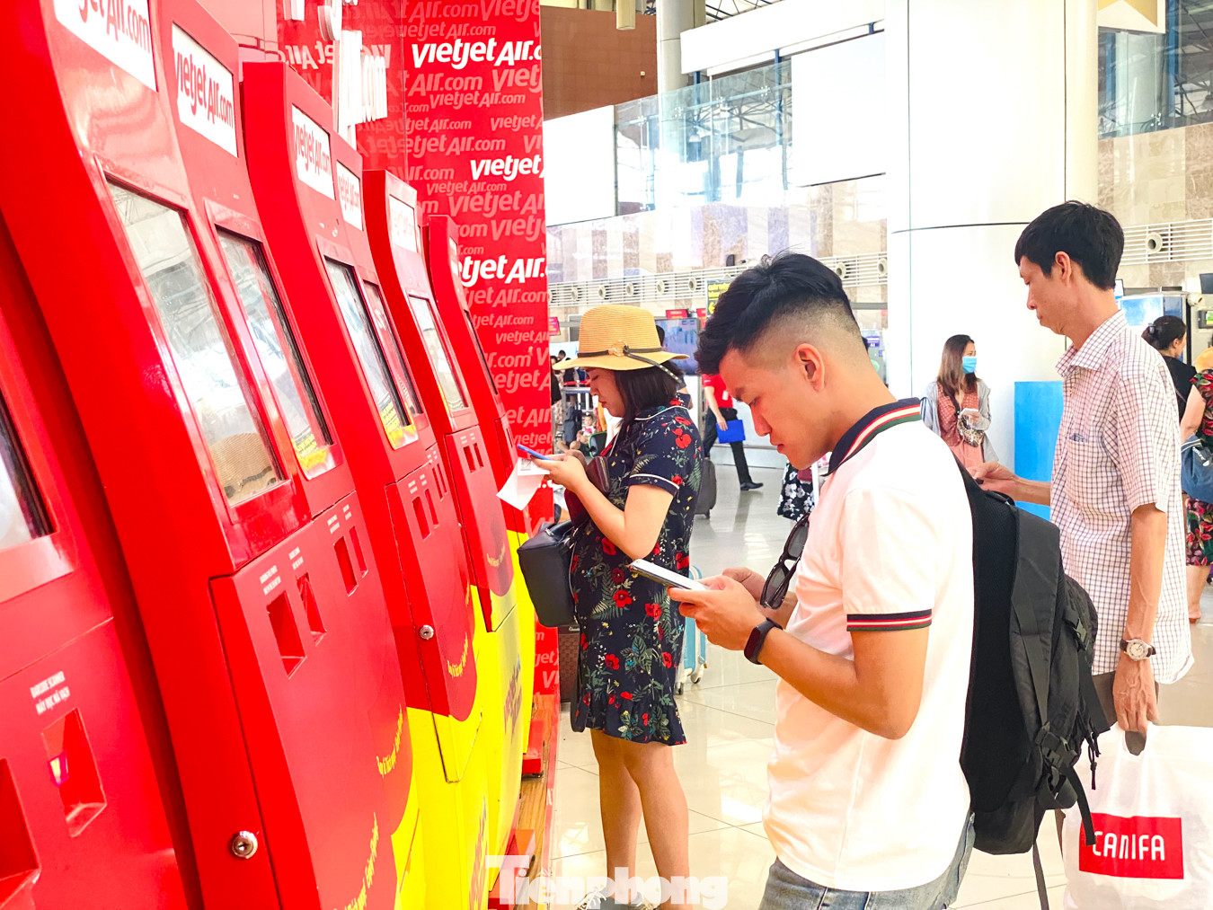 Biển người vật vã chờ đợi làm thủ tục ở sân bay Nội Bài trong mùa du lịch ảnh 10