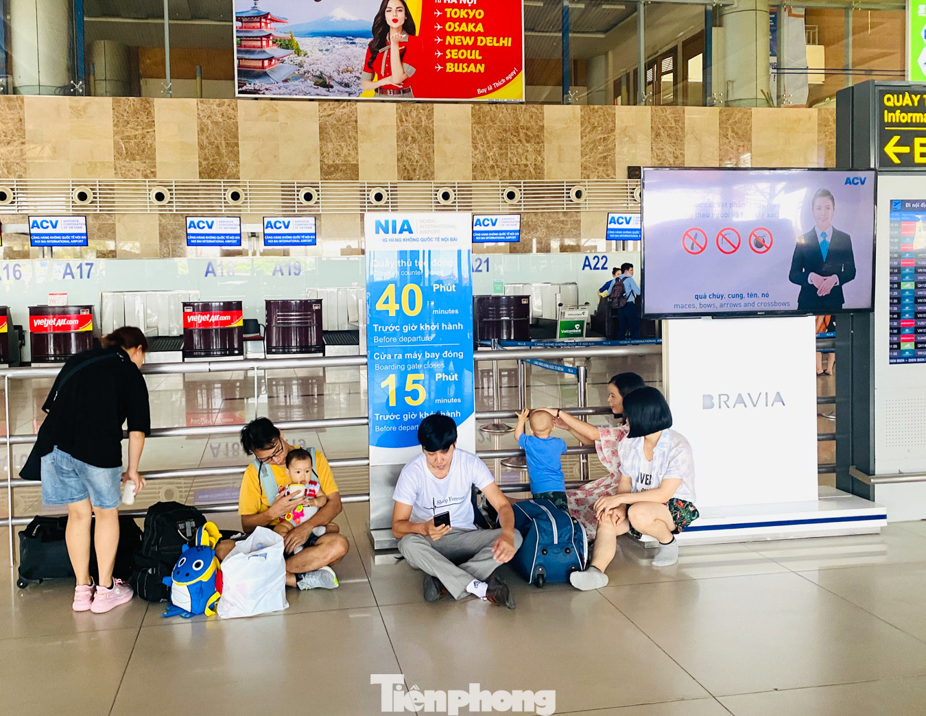 Biển người vật vã chờ đợi làm thủ tục ở sân bay Nội Bài trong mùa du lịch ảnh 2