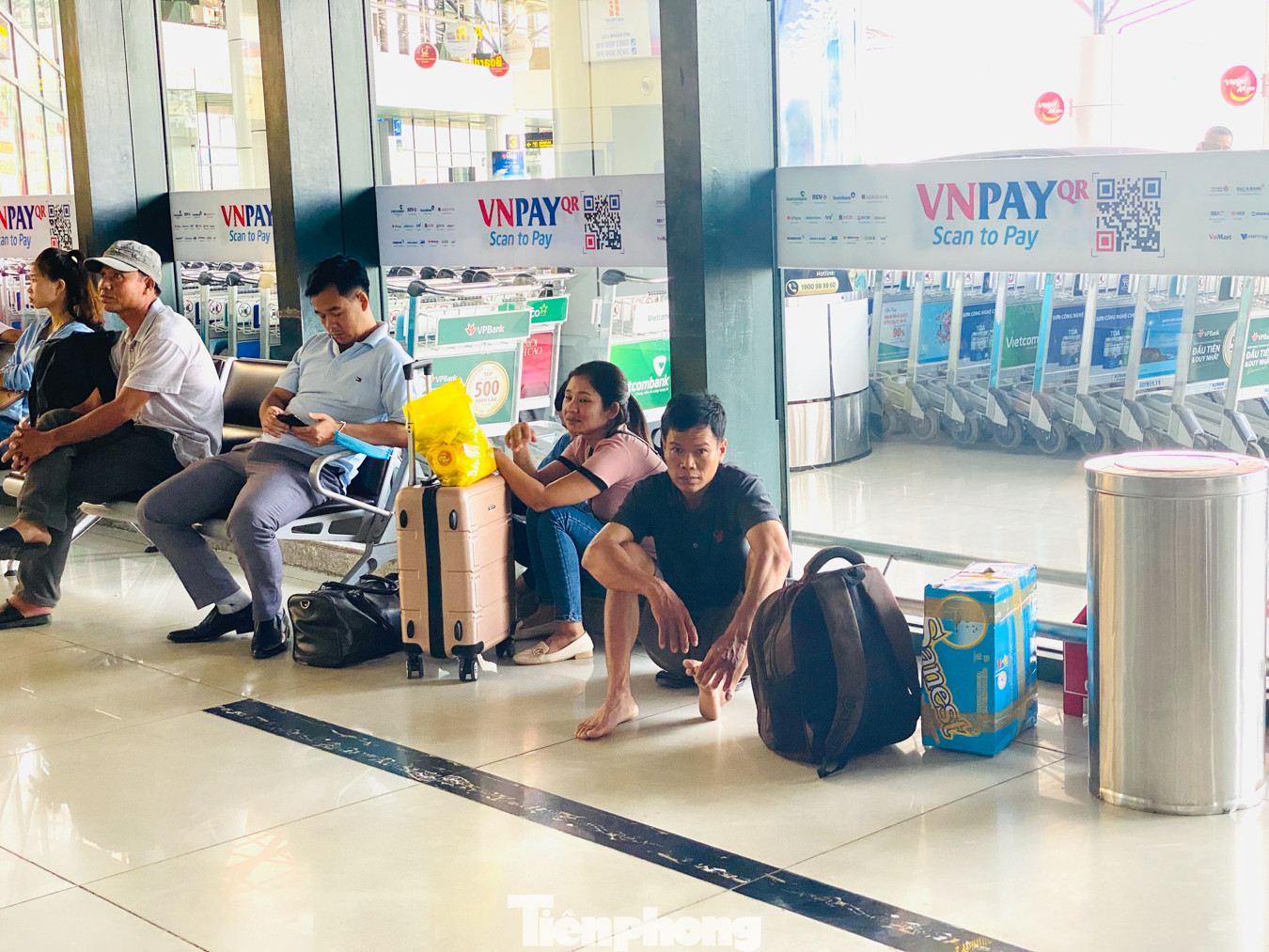 Biển người vật vã chờ đợi làm thủ tục ở sân bay Nội Bài trong mùa du lịch ảnh 7